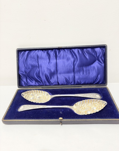 Smart Boxed Pair of Antique Silver Plated Berry or Dessert Serving Spoons Smart Boxed Pair of Antique Silver Plated Berry or Dessert Serving Spoons