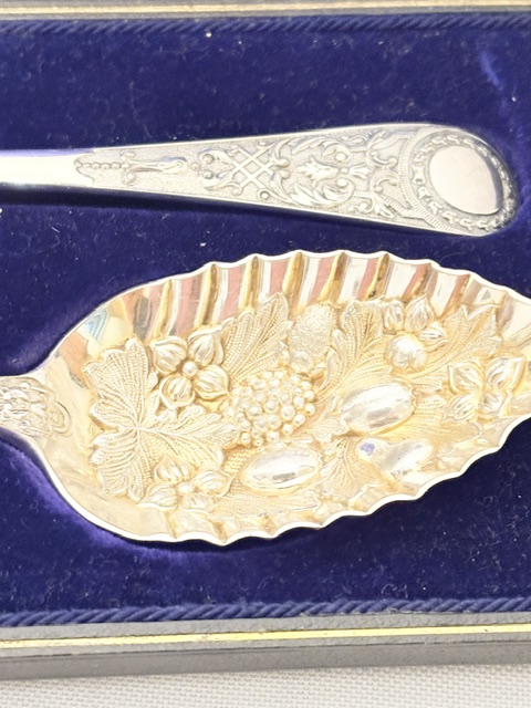 Smart Boxed Pair of Antique Silver Plated Berry or Dessert Serving Spoons Smart Boxed Pair of Antique Silver Plated Berry or Dessert Serving Spoons