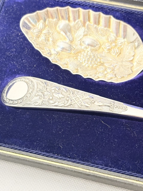 Smart Boxed Pair of Antique Silver Plated Berry or Dessert Serving Spoons Smart Boxed Pair of Antique Silver Plated Berry or Dessert Serving Spoons